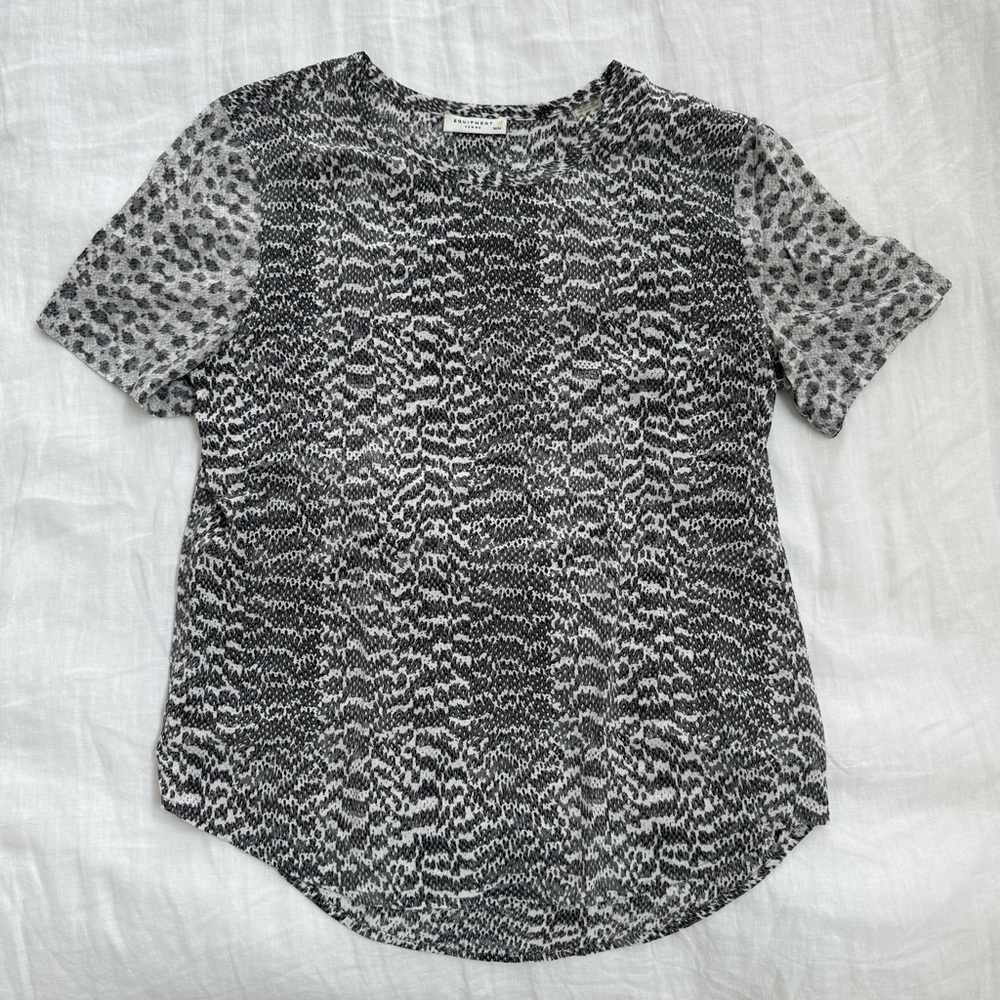 Equipment Femme Black White Gray Patterned Silk Short Sleeve Top